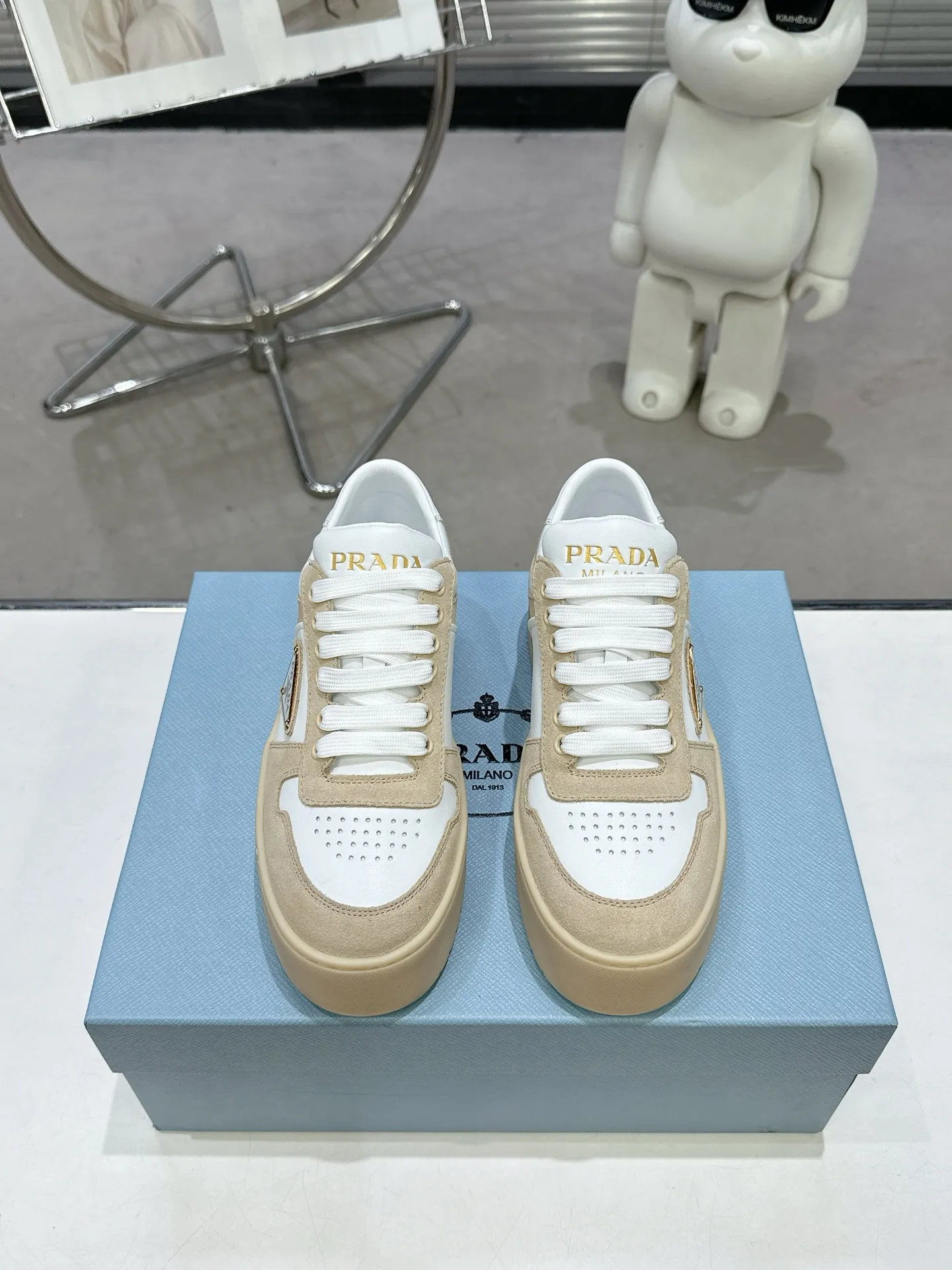 👟👟Ex-factory price 600👟👟 Prada Latest Downtown Bold series Thick-soled Platform Shoes Triangle Logo Casual Sports Shoes White Shoes Original purchase, development and production Downtown Bold sneakers are inspired by the basketball shoes of the 1980s, with sporty design and exquisite details. Crafted from perforated leather, the statement platform sole provides a unique, modern style. The Prada logo is interpreted from different angles, decorated with the iconic enameled triangular metal logo, highlighting the unique classic style. Exquisite packaging at the delivery counter🛍📦 ▪️Fabric: Original custom imported first-layer cowhide ▪️Inner lining: Original imported sheepskin ▪️Outsole: Original open-molded ultra-light foam material ▪️Sole thickness: 4.5CM ▪️Size: Women's 35-40